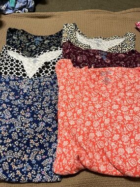 6– Women’s Croft & Barrow shortsleeved notch neck tops